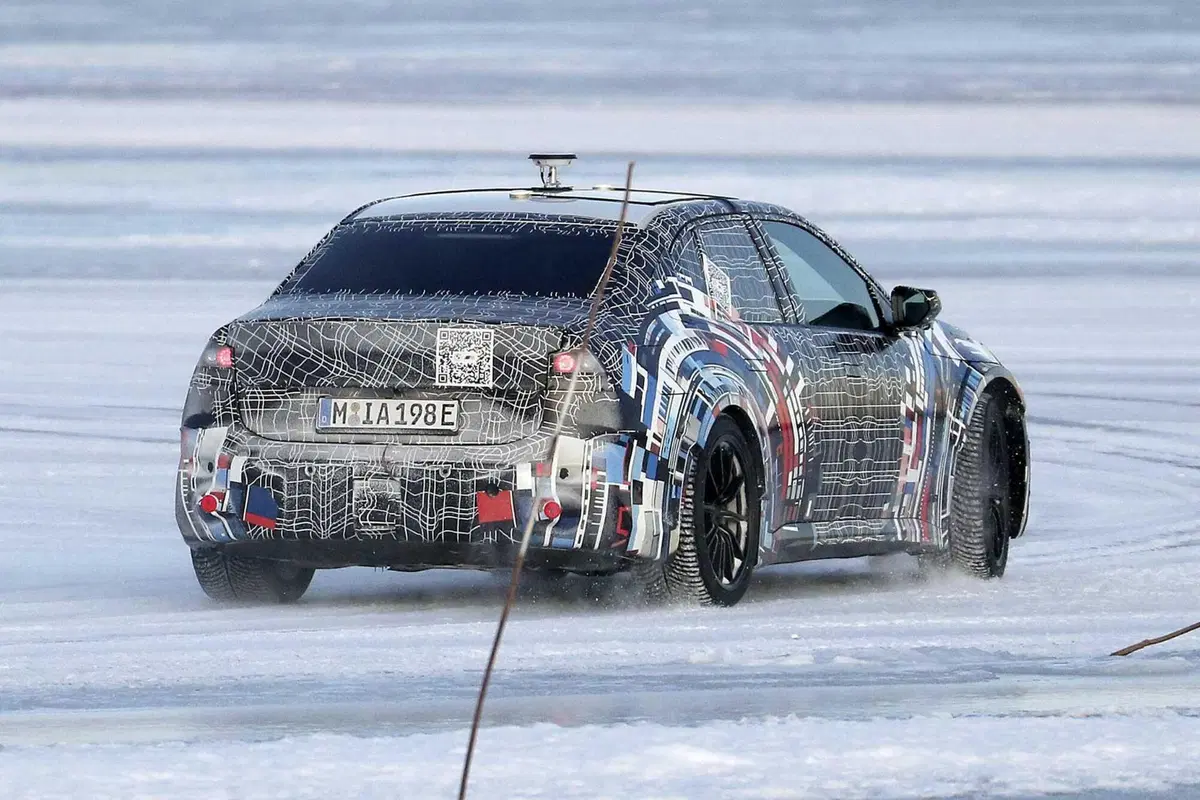 BMW M3: i primi test invernali dell'elettrica [Foto Spia] (14)