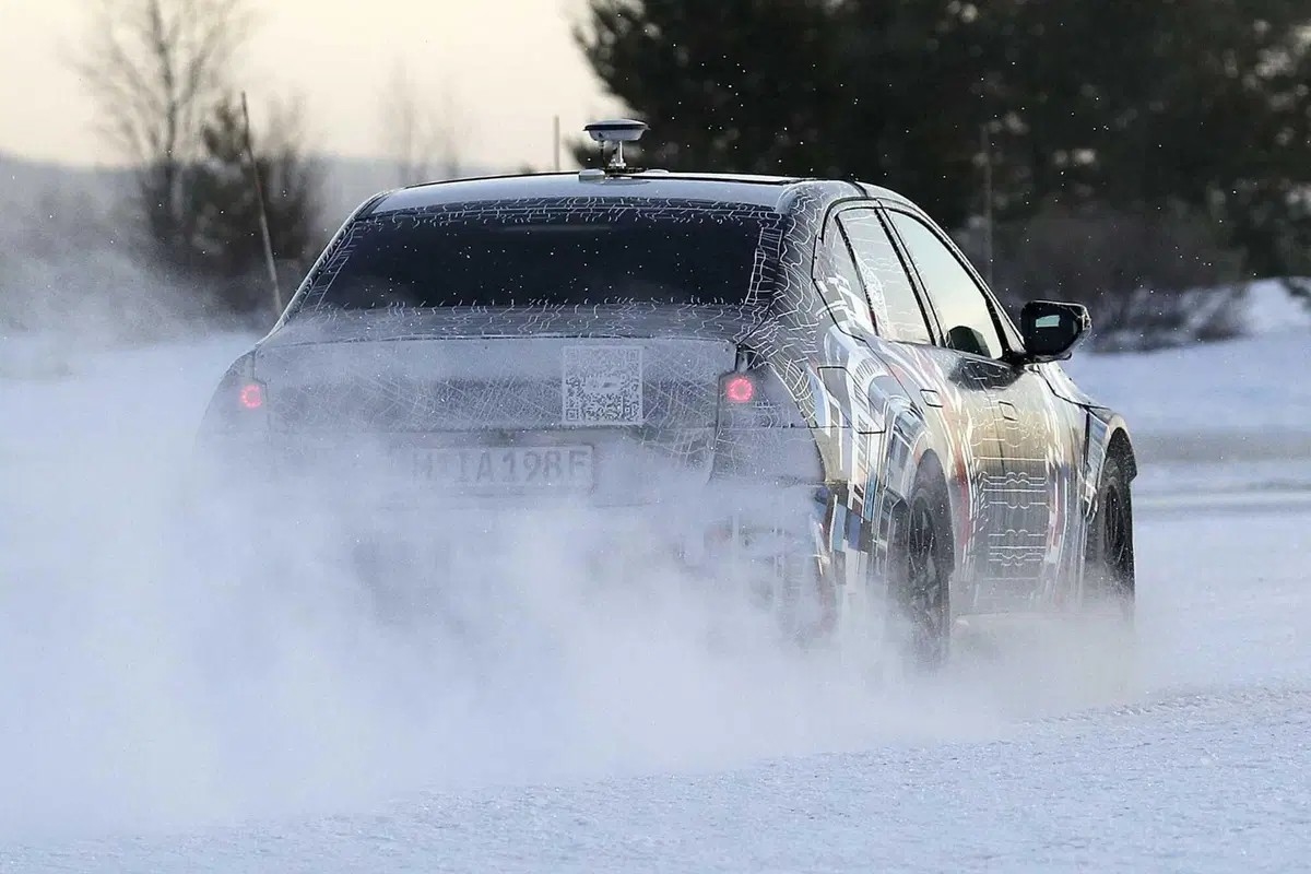 BMW M3: i primi test invernali dell'elettrica [Foto Spia] (15)