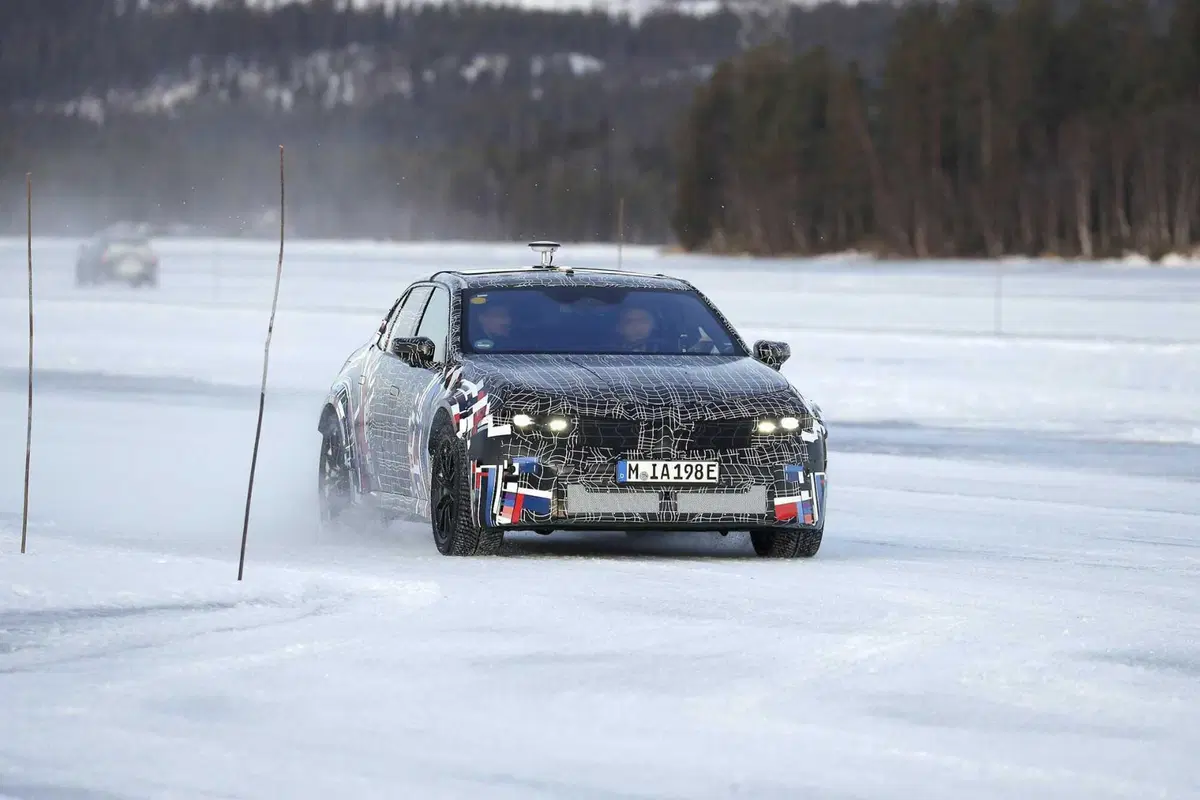 BMW M3: i primi test invernali dell'elettrica [Foto Spia] (19)