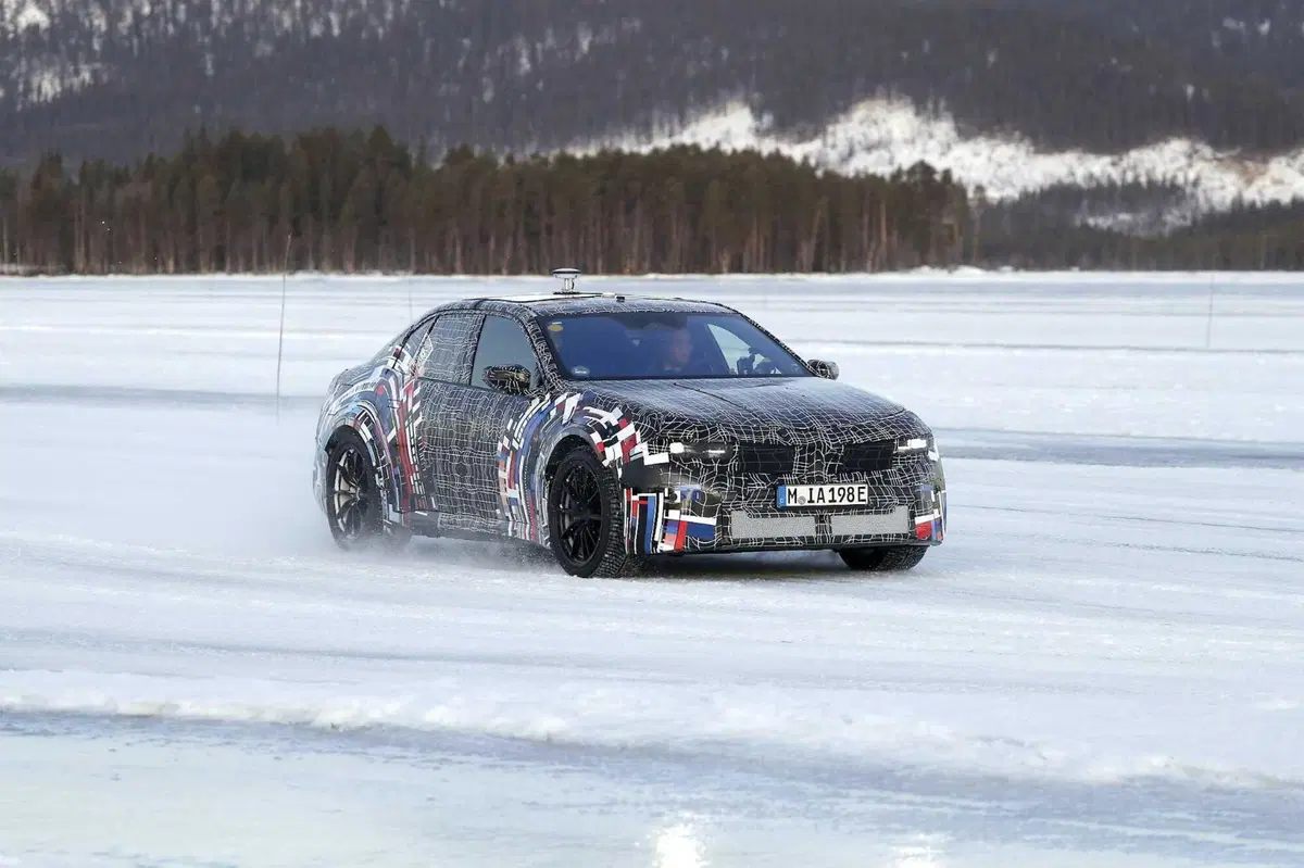 BMW M3: i primi test invernali dell'elettrica [Foto Spia] (20)
