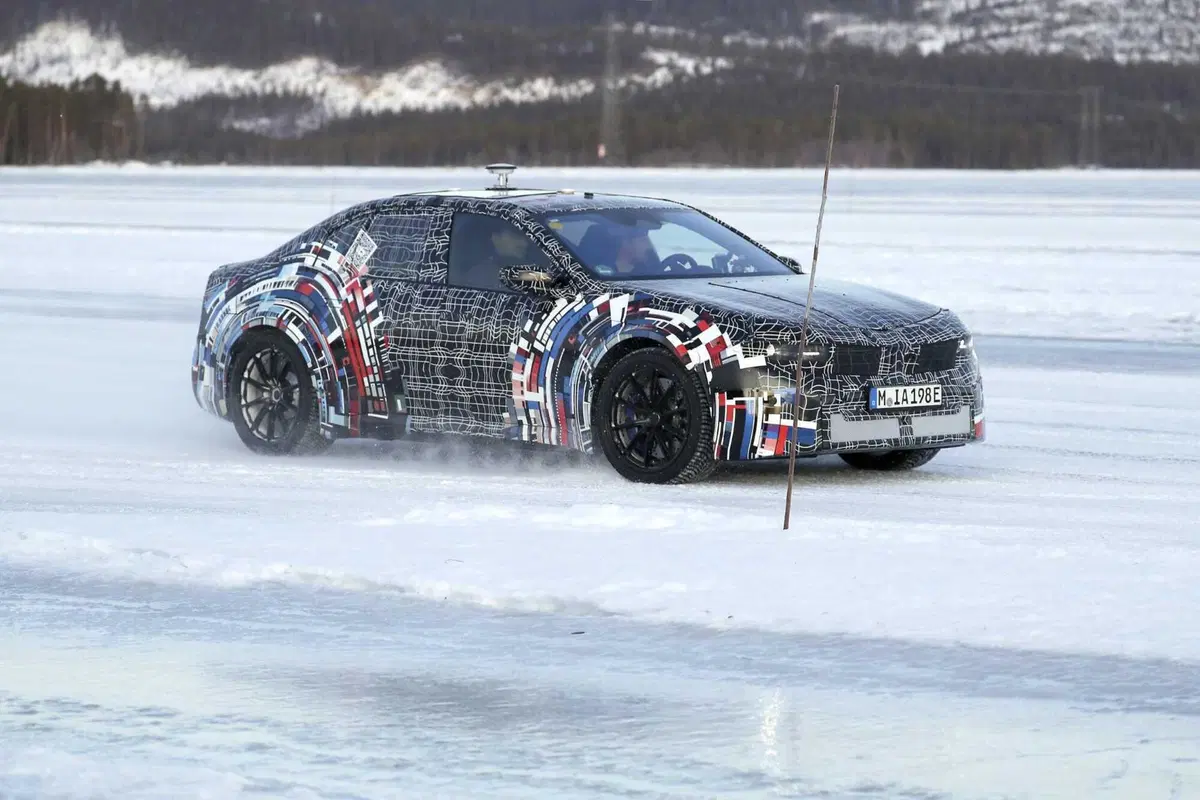 BMW M3: i primi test invernali dell'elettrica [Foto Spia] (22)