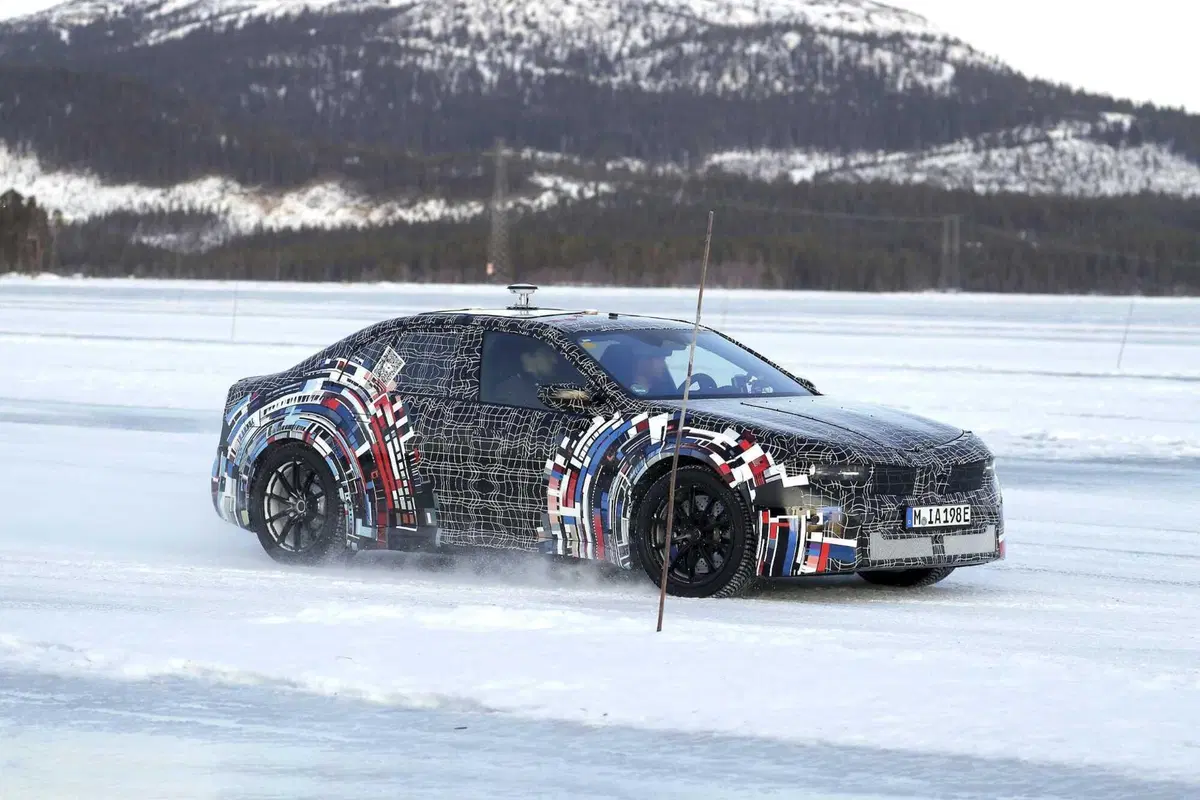 BMW M3: i primi test invernali dell'elettrica [Foto Spia] (23)