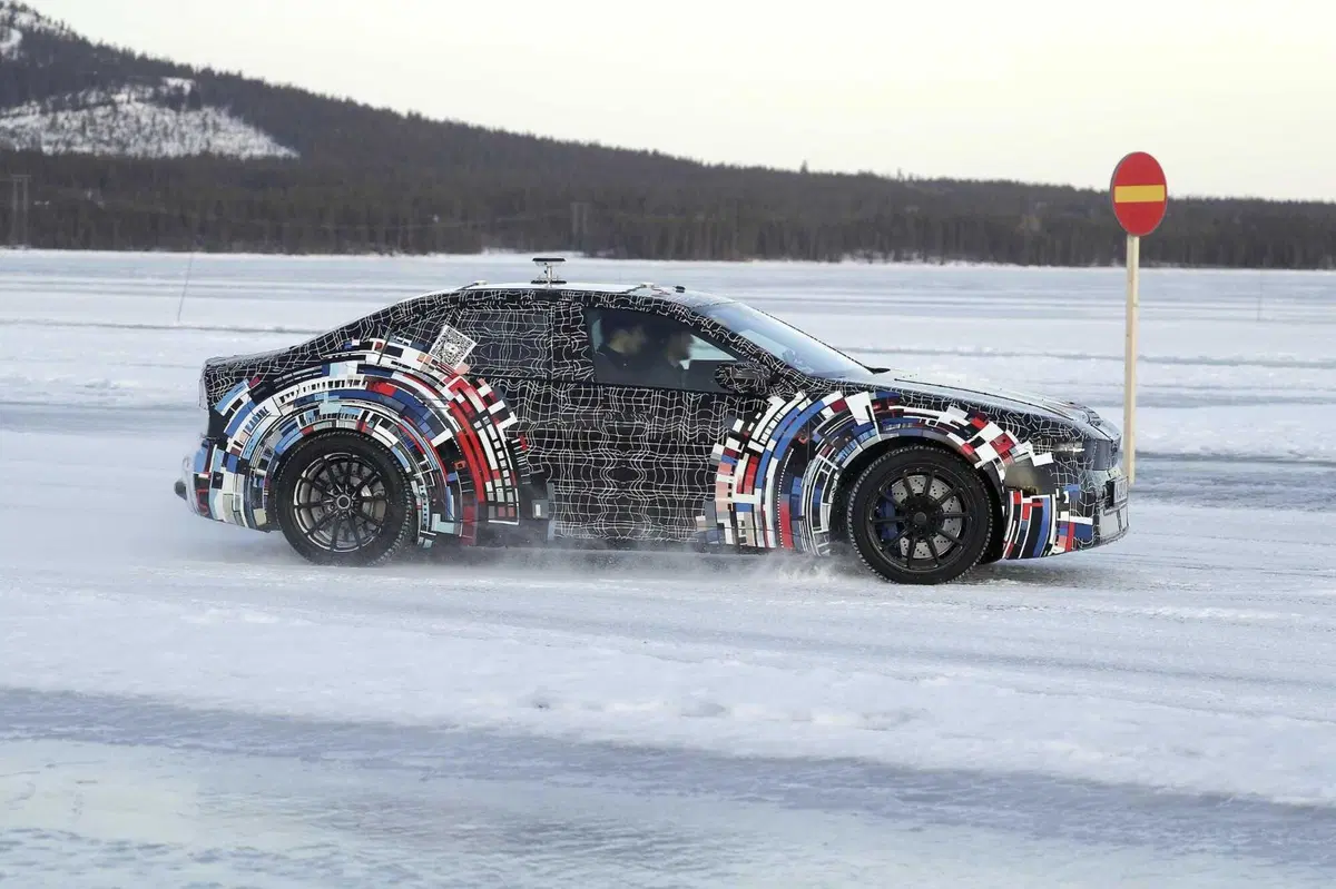 BMW M3: i primi test invernali dell'elettrica [Foto Spia] (24)