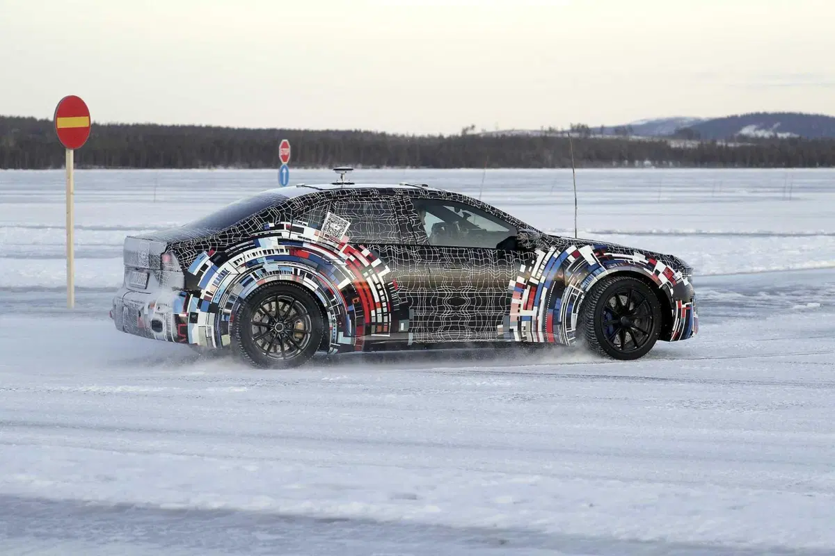 BMW M3: i primi test invernali dell'elettrica [Foto Spia] (25)