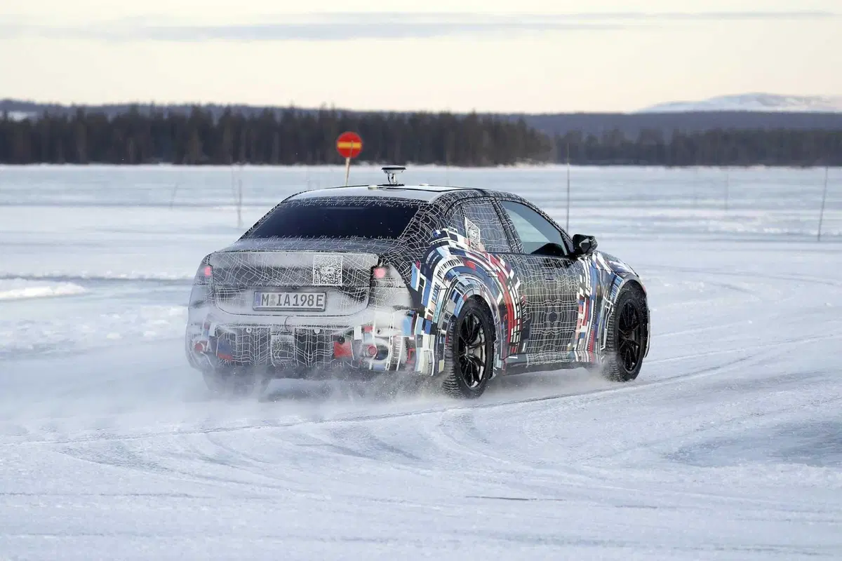 BMW M3: i primi test invernali dell'elettrica [Foto Spia] (30)