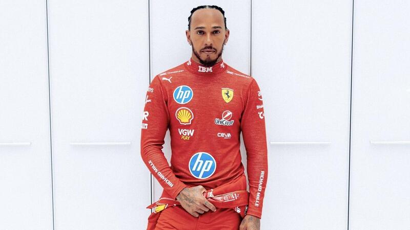 F1. Lewis Hamilton veste per la prima volta la tuta della Ferrari: tutto pronto per il debutto a Fiorano