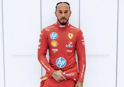 F1. Lewis Hamilton veste per la prima volta la tuta della Ferrari: tutto pronto per il debutto a Fiorano