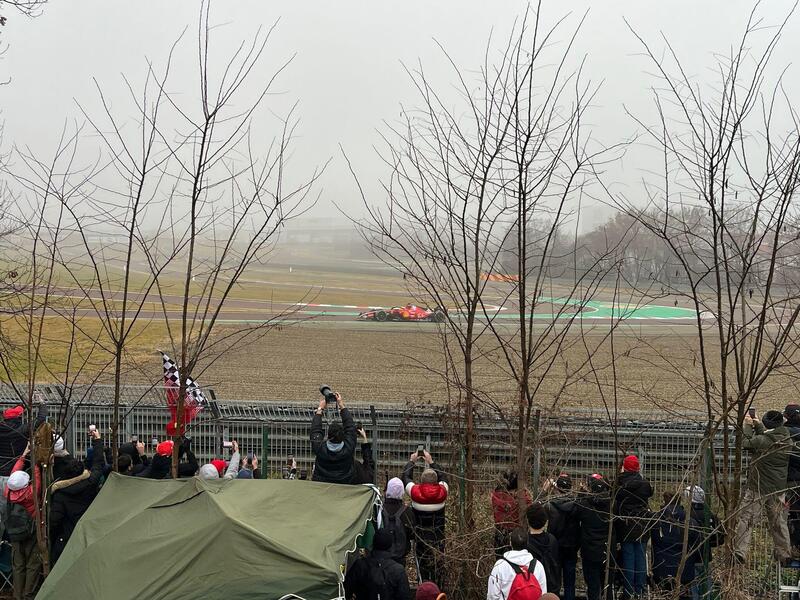 F1. Nebbia e casco giallo: Lewis Hamilton ha debuttato in pista a Fiorano con Ferrari [VIDEO]