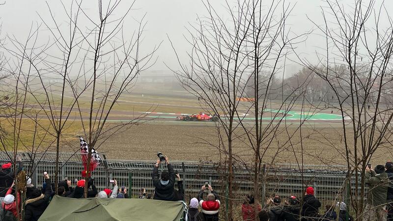 F1. Nebbia e casco giallo: Lewis Hamilton ha debuttato in pista a Fiorano con Ferrari [VIDEO]