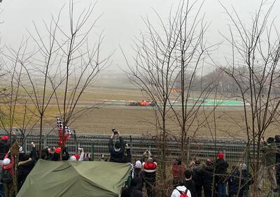 F1. Nebbia e casco giallo: Lewis Hamilton ha debuttato in pista a Fiorano con Ferrari [VIDEO]