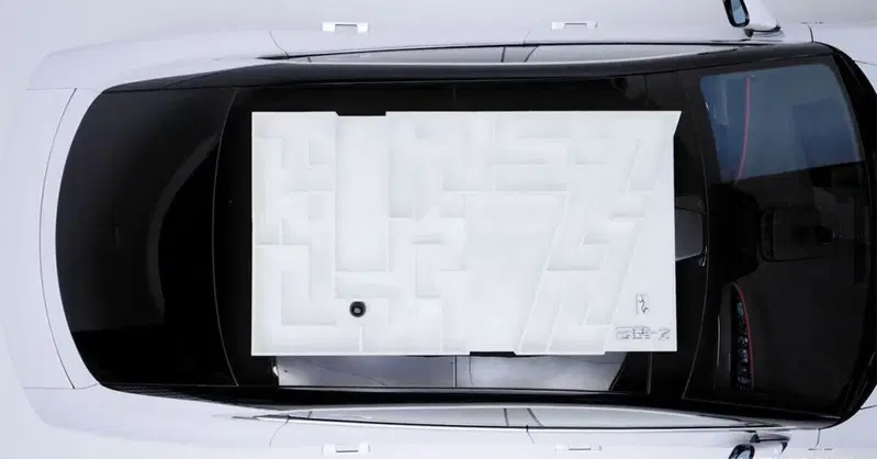 BYD Yangwang U7: il gioco del labirinto sul tetto si risolve con il sistema delle sospensioni elettroniche [VIDEO]