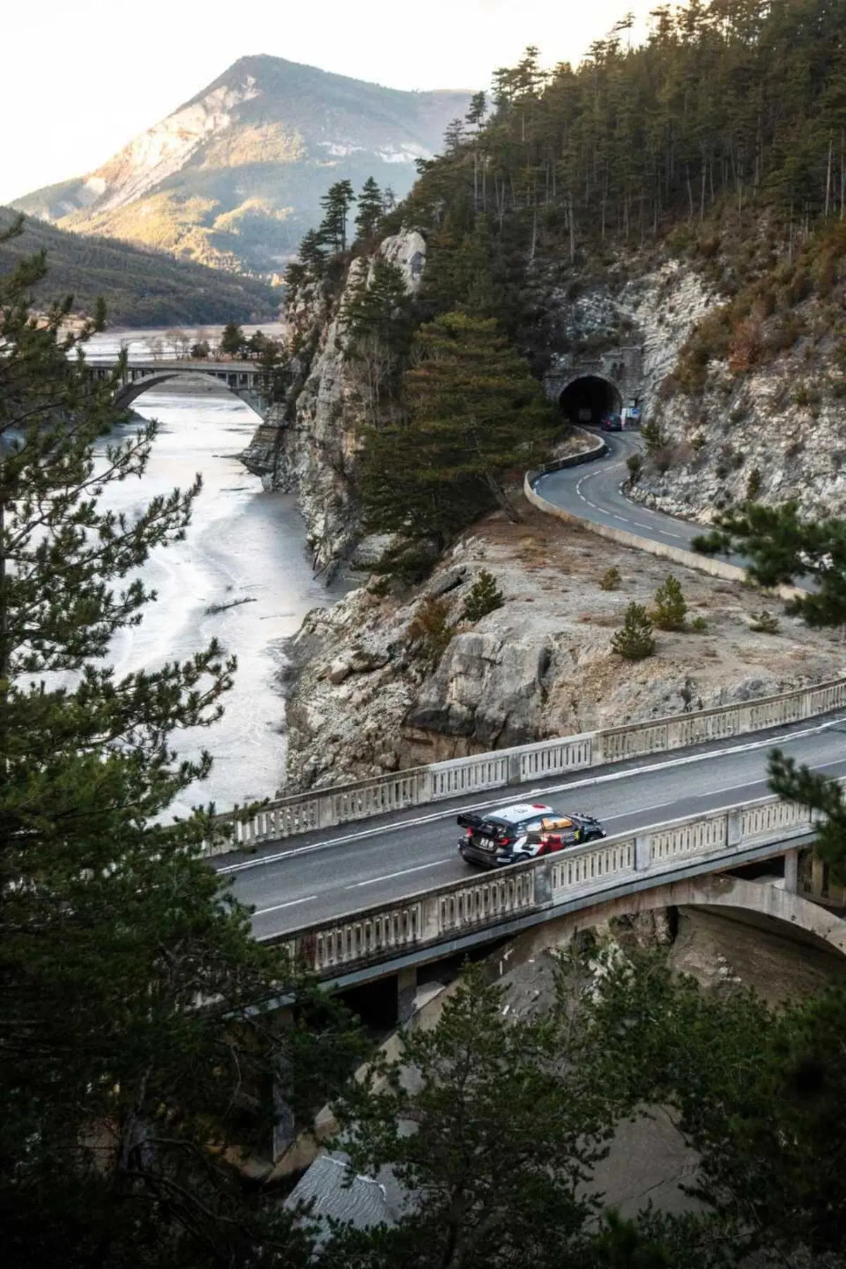 WRC25 Monte-Carlo D2. Ogier, Toyota, prima rischia e poi dilaga. Il Campione del Mondo in difficoltà (12)