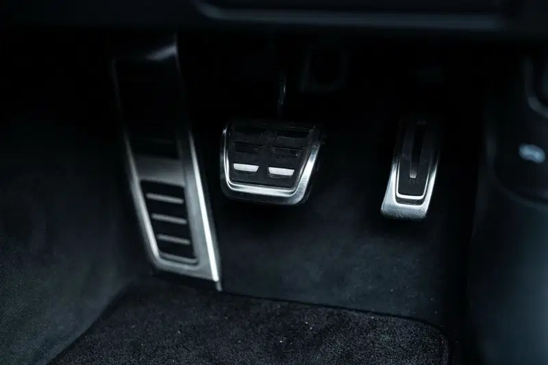 La pedaliera di un'Audi RS6 Avant