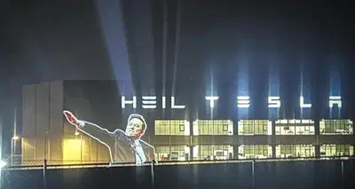 Brutto scherzo a Elon Musk a Berlino: "Heil Tesla!" e il saluto romano