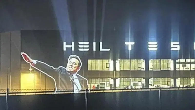 Brutto scherzo a Elon Musk a Berlino: "Heil Tesla!" e il saluto romano