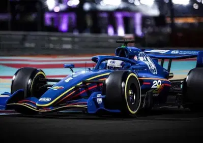 F1. Adrian Newey avverte sui rischi del regolamento 2026: Potrebbe diventare una Formula Motore, mai visto un cambiamento del genere