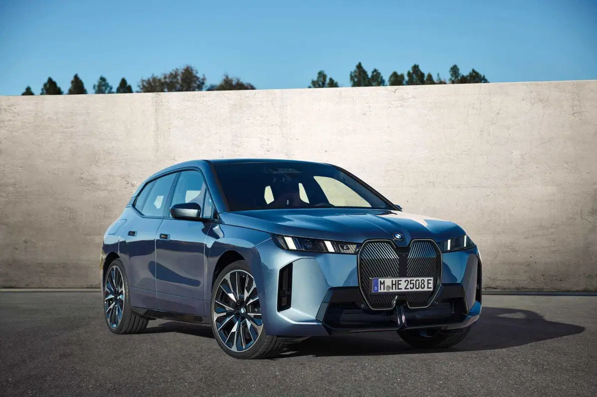Nuova BMW iX: l'elettrica da 700 km che punta tutto sul lusso 