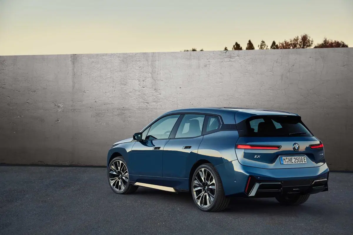 Nuova BMW iX: l'elettrica da 700 km che punta tutto sul lusso  (2)