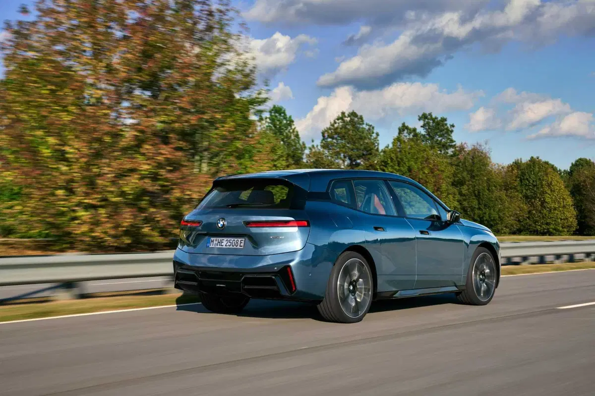 Nuova BMW iX: l'elettrica da 700 km che punta tutto sul lusso  (4)