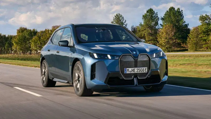 Nuova BMW iX: l'elettrica da 700 km che punta tutto sul lusso 