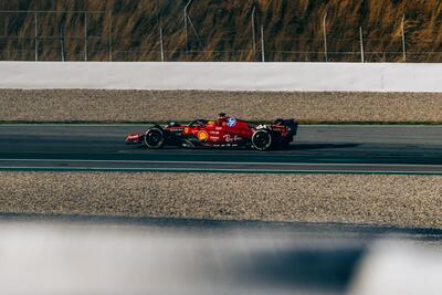 F1. Incidente in pista a Barcellona per Hamilton, il primo da pilota Ferrari. Slitta il programma di Leclerc per i danni alla SF-23