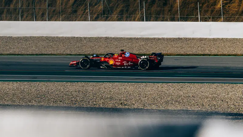 F1. Incidente in pista a Barcellona per Hamilton, il primo da pilota Ferrari. Slitta il programma di Leclerc per i danni alla SF-23