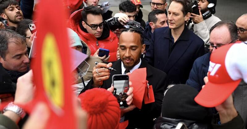 F1. Hamilton in Ferrari, anche Ocon era a Maranello: &quot;Atmosfera pazzesca, il pilota migliore nella squadra pi&ugrave; titolata&quot;