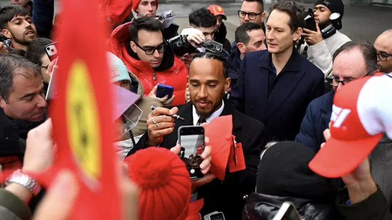 F1. Hamilton in Ferrari, anche Ocon era a Maranello: "Atmosfera pazzesca, il pilota migliore nella squadra pi&ugrave; titolata"