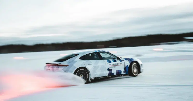 Drifta per 17 chilometri con l'elettrica, il video sul ghiaccio dalla Finlandia di Porsche