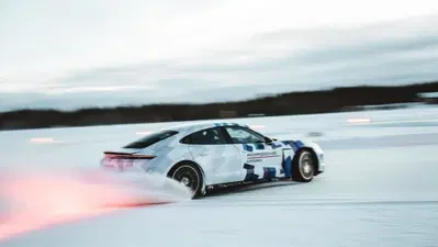 Drifta per 17 chilometri con l'elettrica, il video sul ghiaccio dalla Finlandia di Porsche