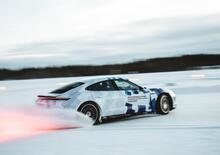 Drifta per 17 chilometri con l'elettrica, il video sul ghiaccio dalla Finlandia di Porsche