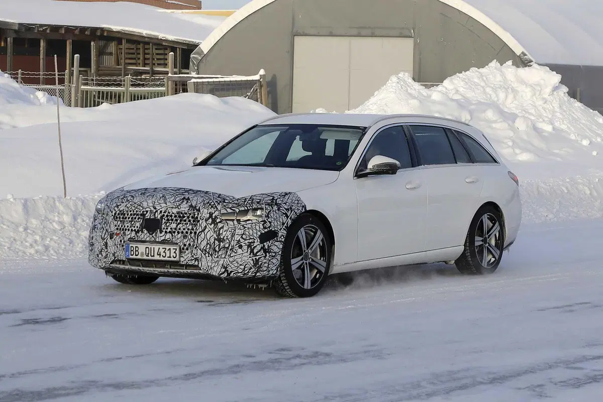 Mercedes Classe C: nel 2026 arriva il facelift che la rende ancora più raffinata [Foto Spia] (3)