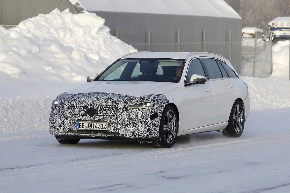 Mercedes Classe C: nel 2026 arriva il facelift che la rende ancora più raffinata [Foto Spia] (4)
