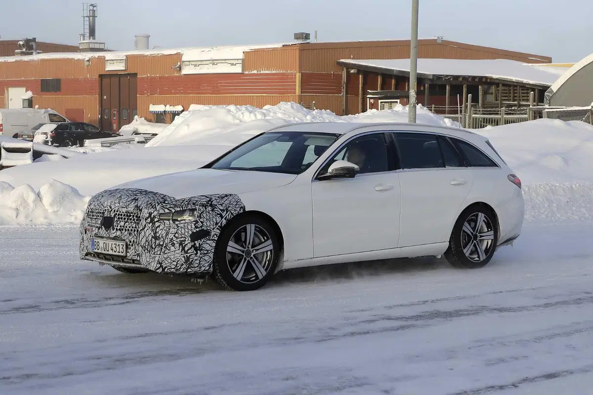 Mercedes Classe C: nel 2026 arriva il facelift che la rende ancora più raffinata [Foto Spia] (5)