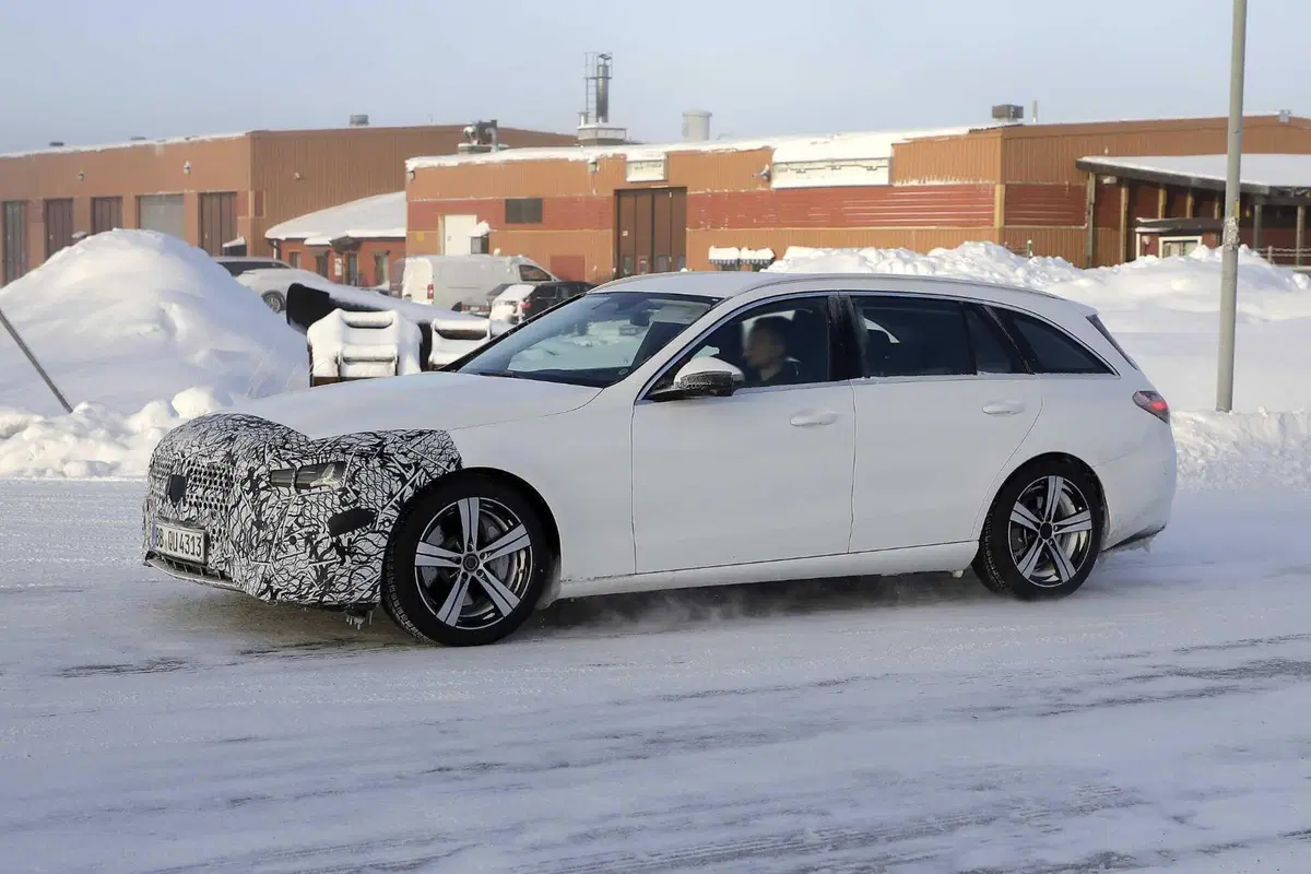 Mercedes Classe C: nel 2026 arriva il facelift che la rende ancora più raffinata [Foto Spia] (6)