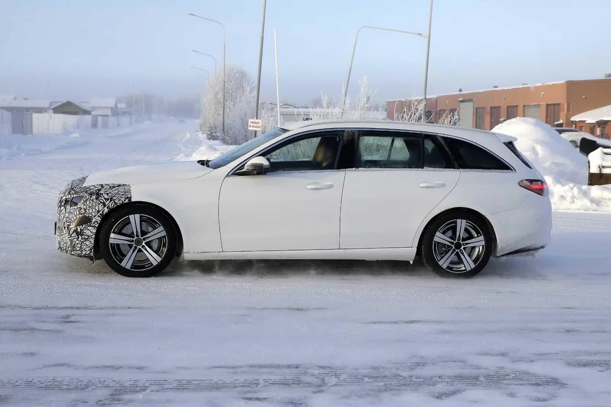 Mercedes Classe C: nel 2026 arriva il facelift che la rende ancora più raffinata [Foto Spia] (7)