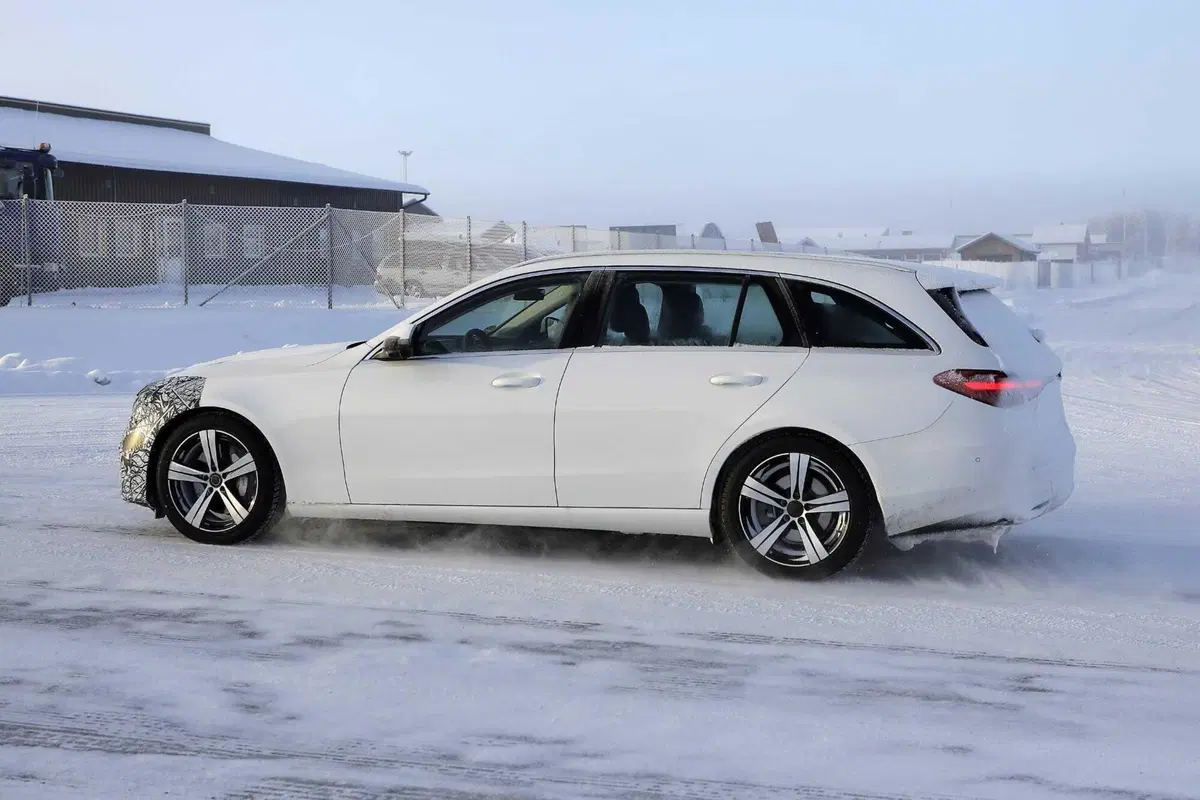 Mercedes Classe C: nel 2026 arriva il facelift che la rende ancora più raffinata [Foto Spia] (8)