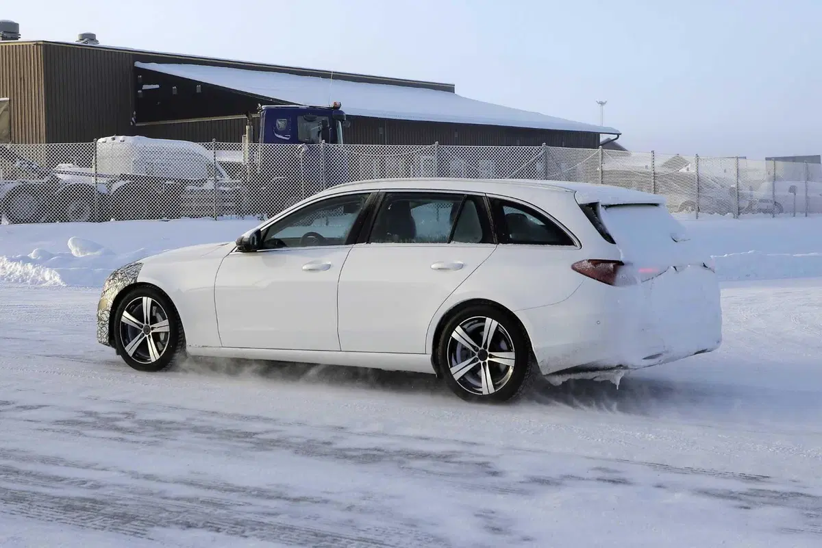 Mercedes Classe C: nel 2026 arriva il facelift che la rende ancora più raffinata [Foto Spia] (9)