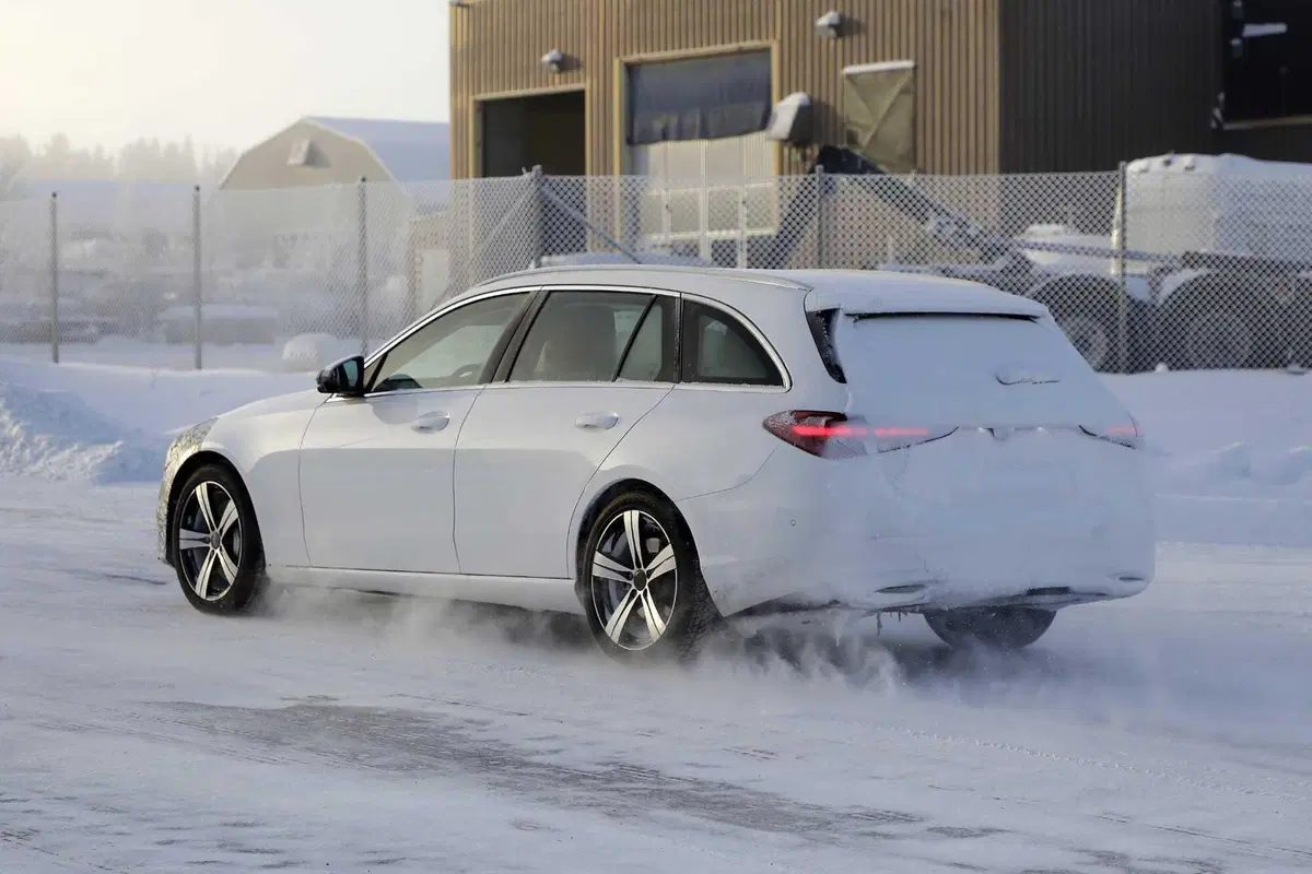 Mercedes Classe C: nel 2026 arriva il facelift che la rende ancora più raffinata [Foto Spia] (10)