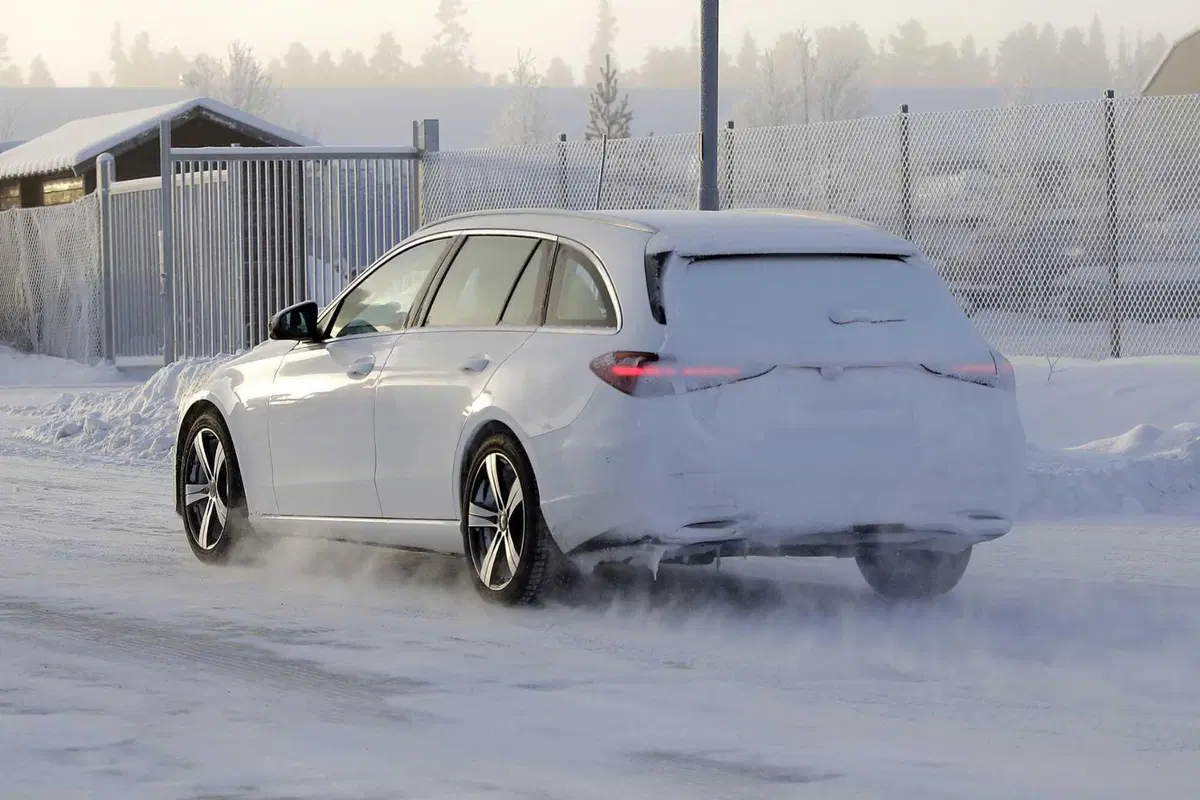 Mercedes Classe C: nel 2026 arriva il facelift che la rende ancora più raffinata [Foto Spia] (11)