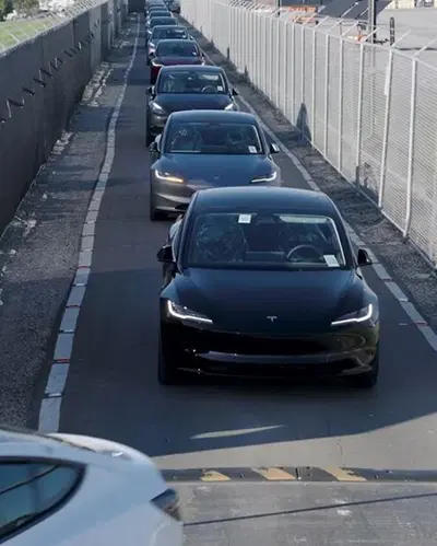 Le Tesla appena nate si parcheggiano da sole senza conducente [VIDEO]