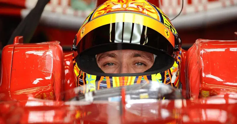 F1. Valentino Rossi: "Michael Schumacher? Un gran figo. Hamilton in Ferrari? Emoziona anche me, ma quella volta con Yamaha..."