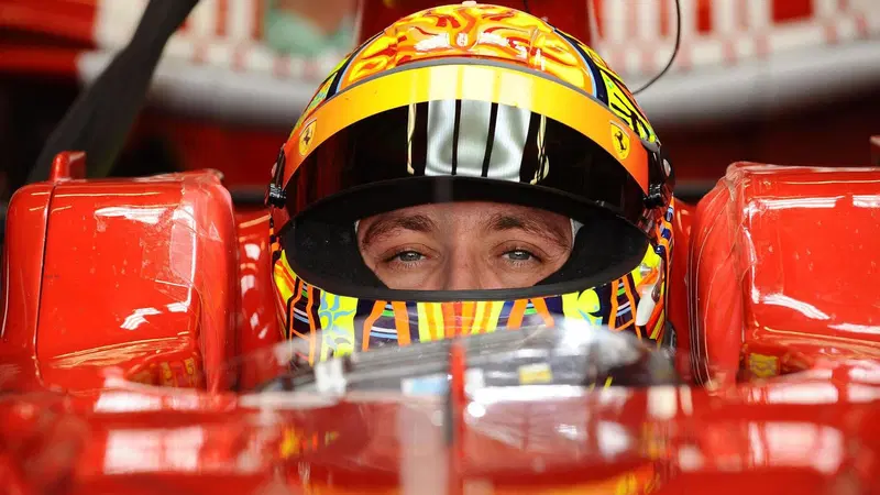 F1. Valentino Rossi: "Michael Schumacher? Un gran figo. Hamilton in Ferrari? Emoziona anche me, ma quella volta con Yamaha..."