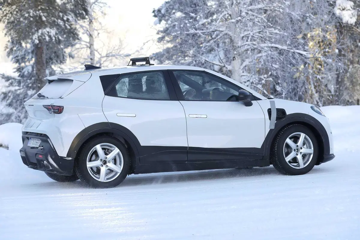 Cupra Raval: ecco la compatta elettrica sportiva che arriva nel 2025 [Foto Spia] (9)