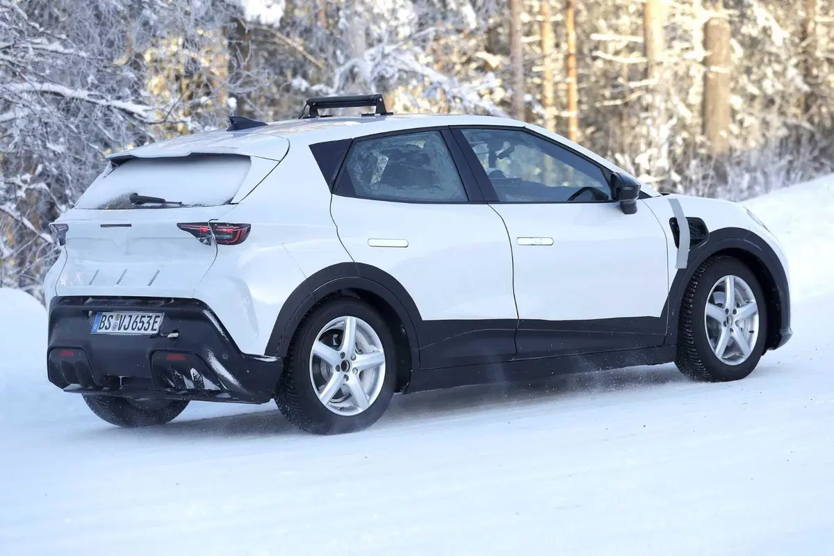 Cupra Raval: ecco la compatta elettrica sportiva che arriva nel 2025 [Foto Spia] (10)