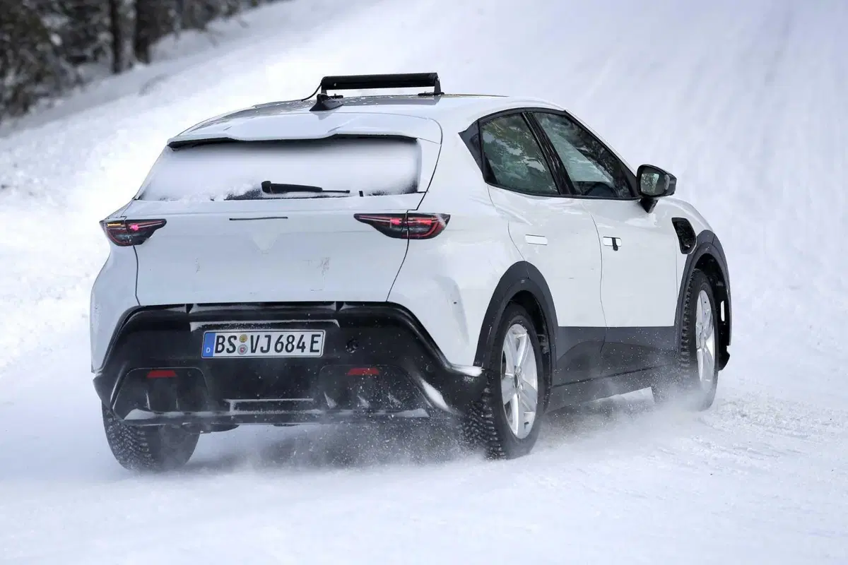 Cupra Raval: ecco la compatta elettrica sportiva che arriva nel 2025 [Foto Spia] (13)