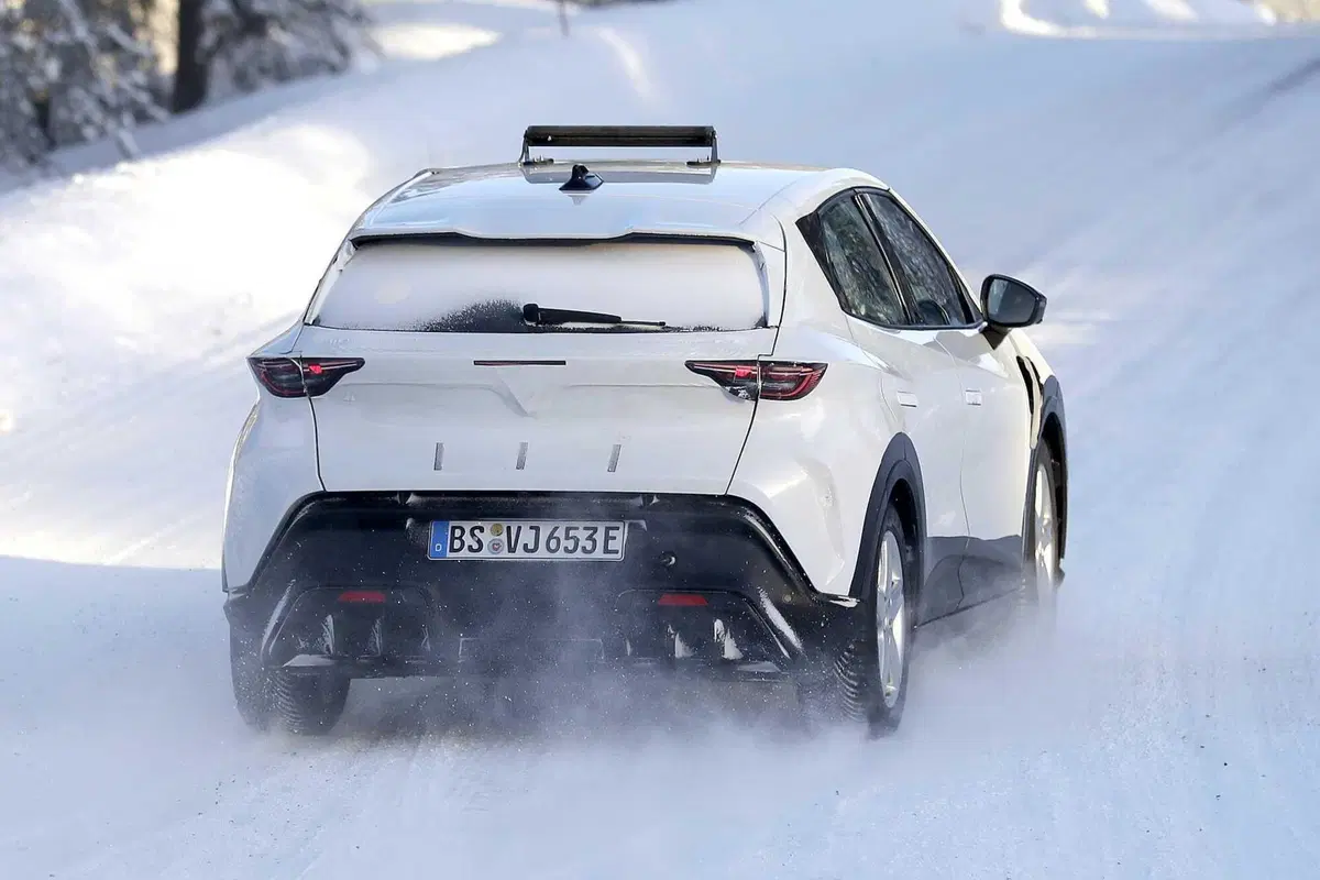 Cupra Raval: ecco la compatta elettrica sportiva che arriva nel 2025 [Foto Spia] (14)