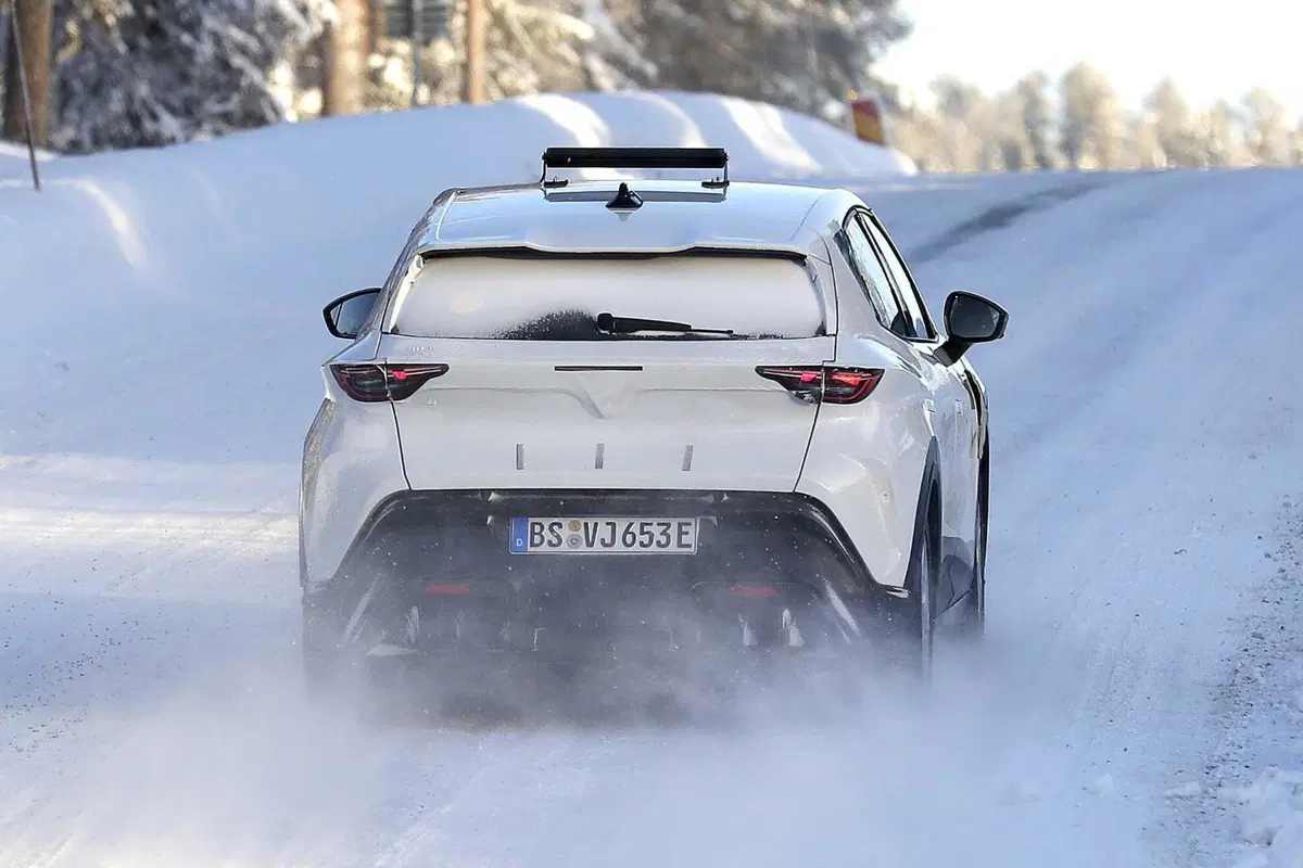 Cupra Raval: ecco la compatta elettrica sportiva che arriva nel 2025 [Foto Spia] (15)