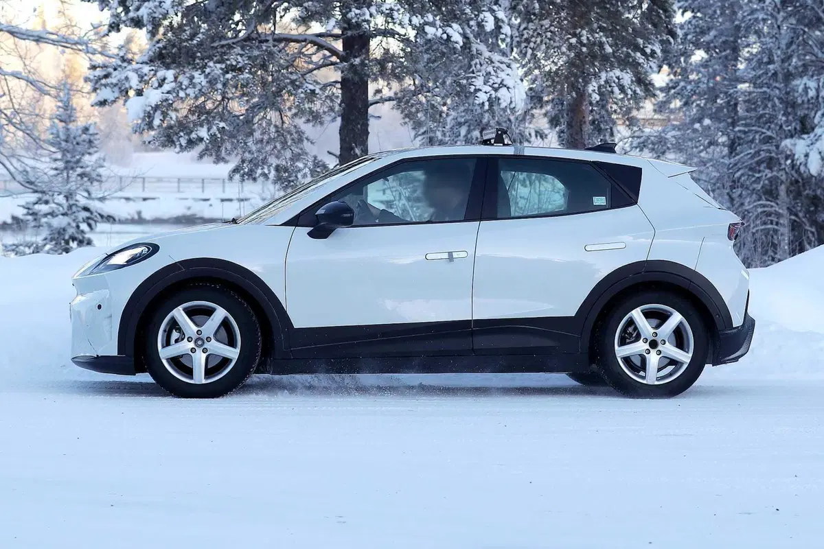 Cupra Raval: ecco la compatta elettrica sportiva che arriva nel 2025 [Foto Spia] (17)