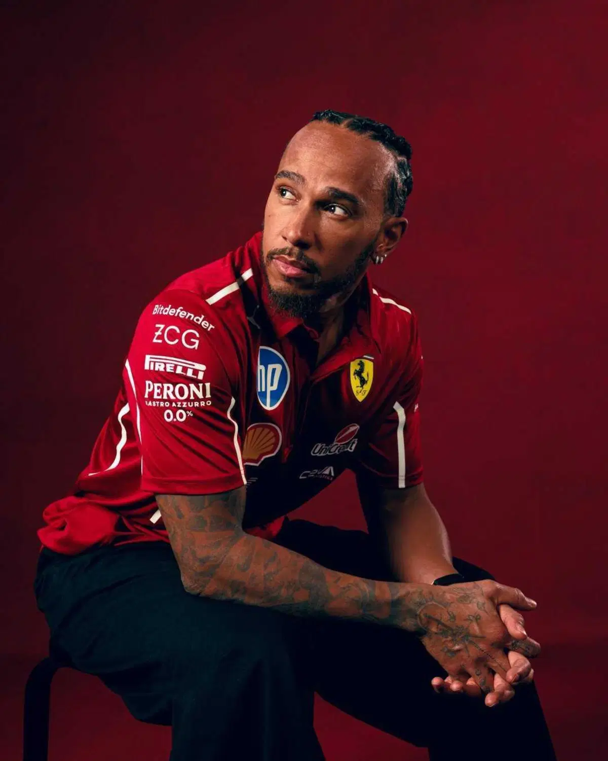 F1. Ferrari-Puma, presentato il Team Kit di Charles Leclerc e Lewis Hamilton per la stagione 2025 (2)